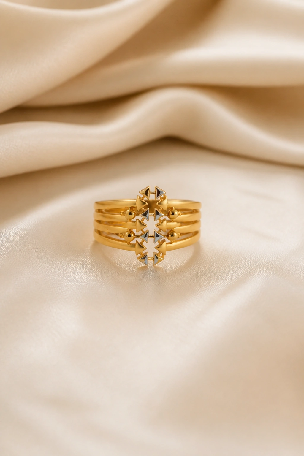 Traditional 18K Gold Ring with Elegant Design view 1