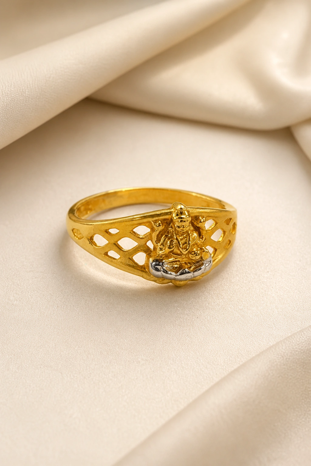 Artisan 18K Gold Ring with Refined Detailing