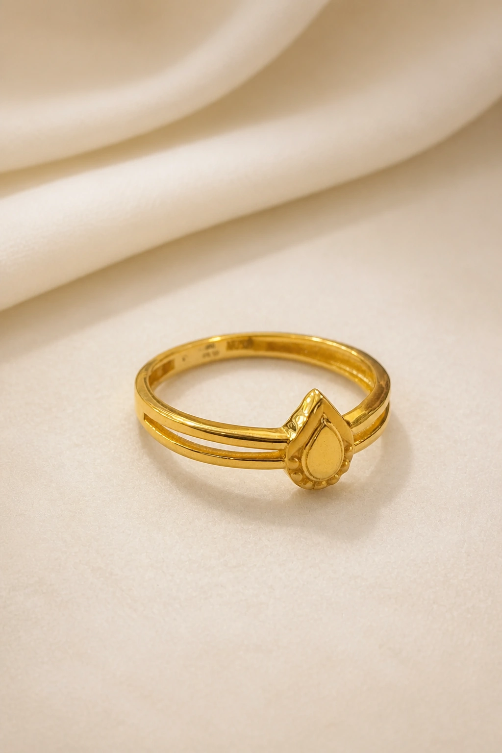 Sophisticated 18K Gold Ring with Timeless Design