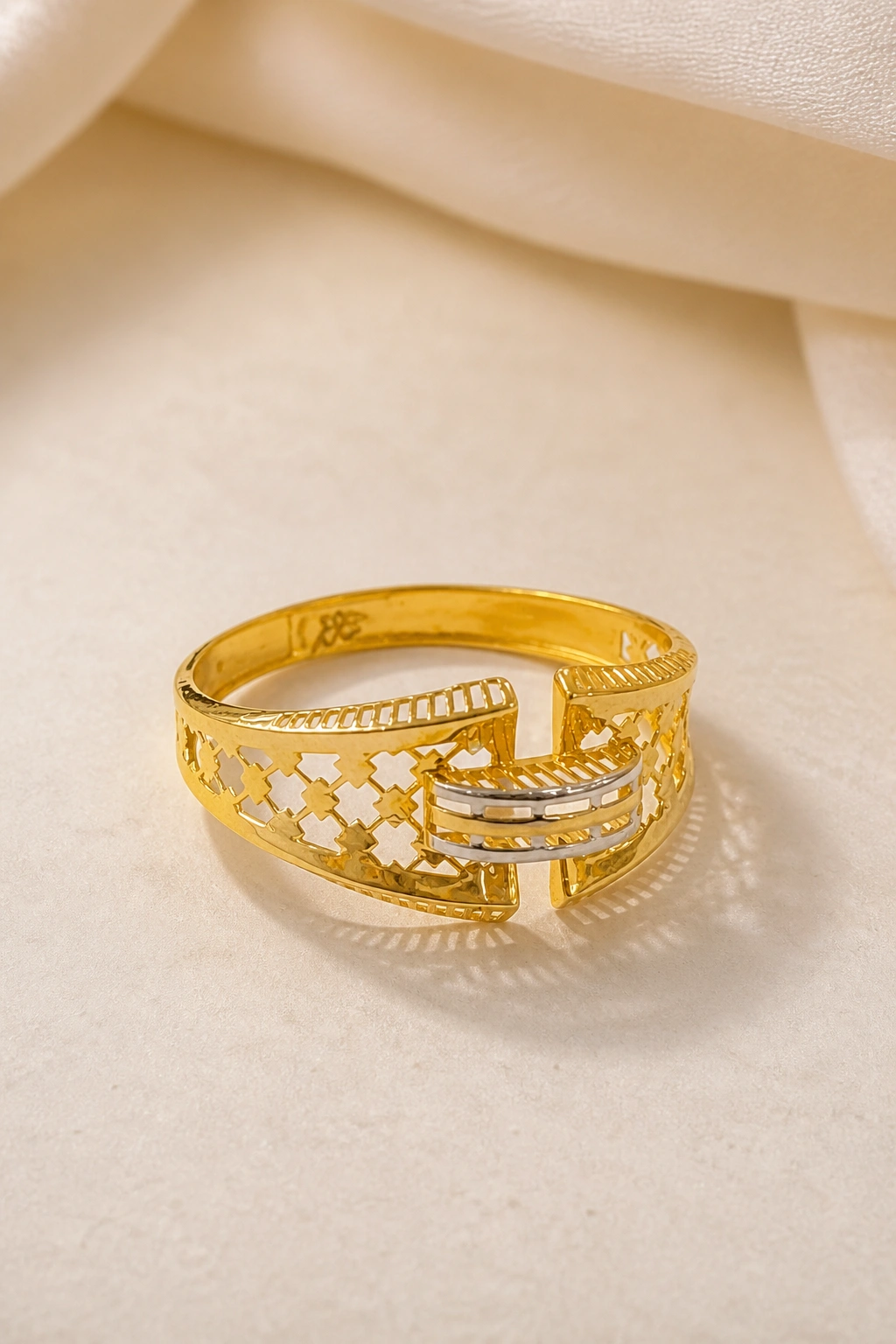 Artisan 18K Gold Ring with Timeless Craftsmanship