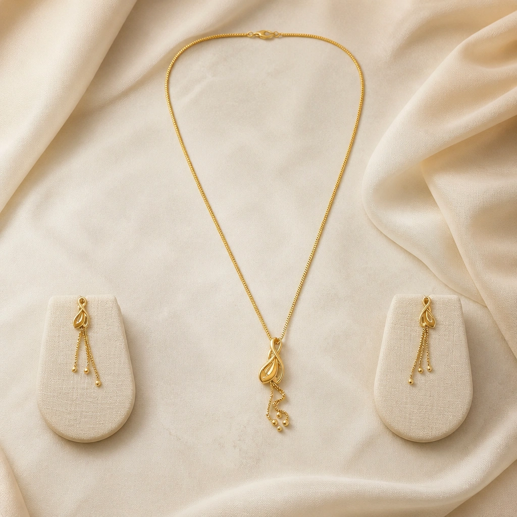 Elegant 18K Gold Chain Set with Traditional Touch