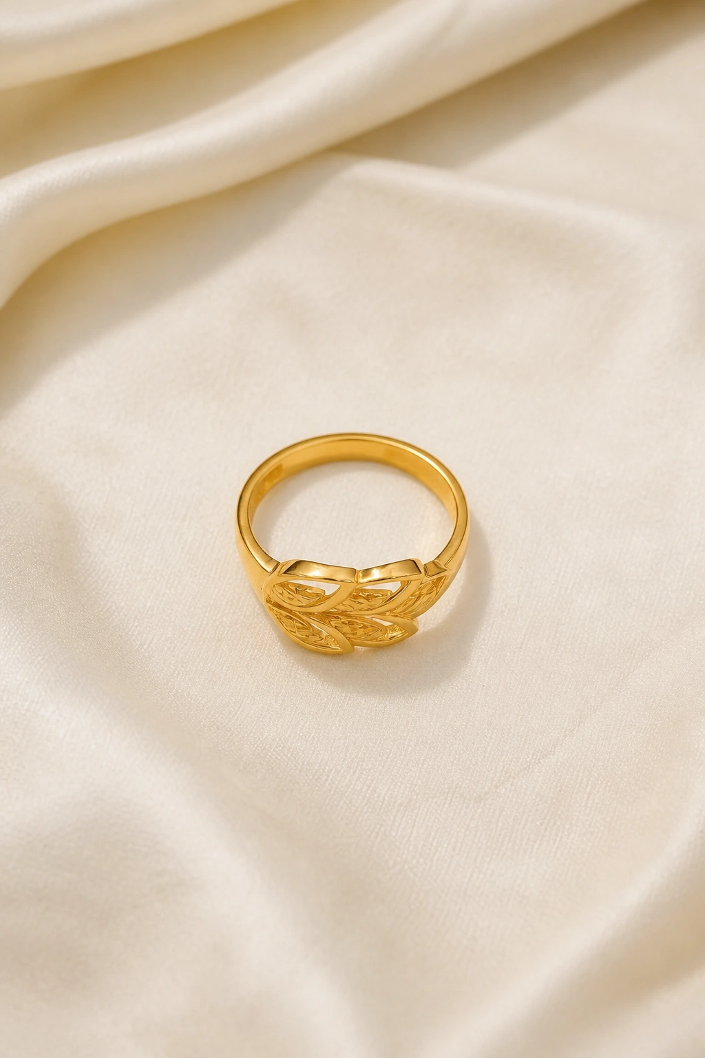 Traditional Florent 18K Gold Ring with Intricate Design view 1