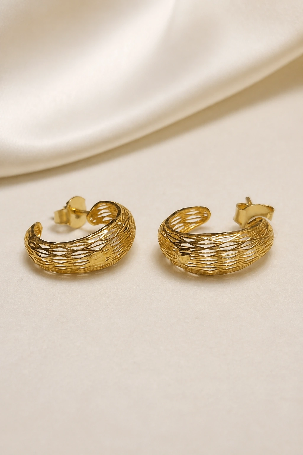 18K Gold Italian Bali Style Earrings with Fine Mesh Design