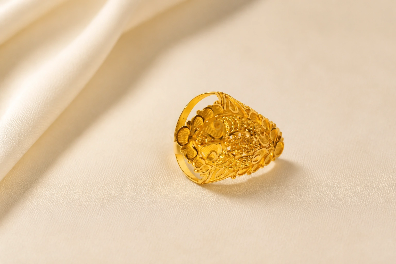 Artisan 18K Gold Ring with Classic Design view 1