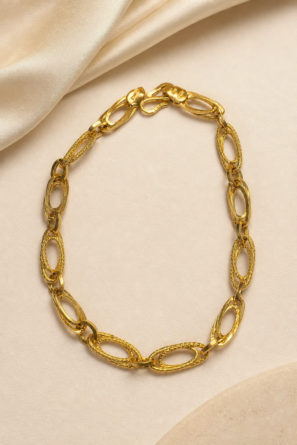 Indo-Italian 18K Gold Lightweight Gents Bracelet