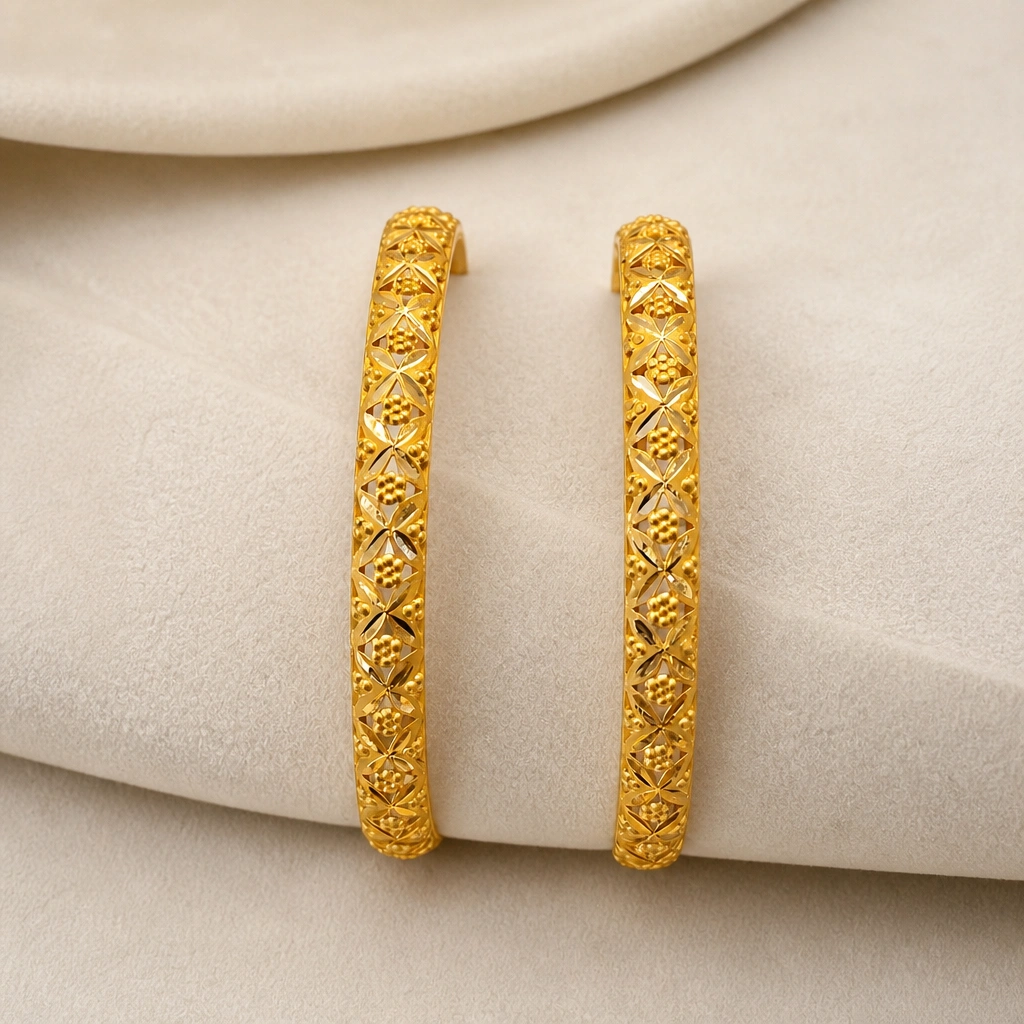 22K Gold Bangle with Traditional Design
