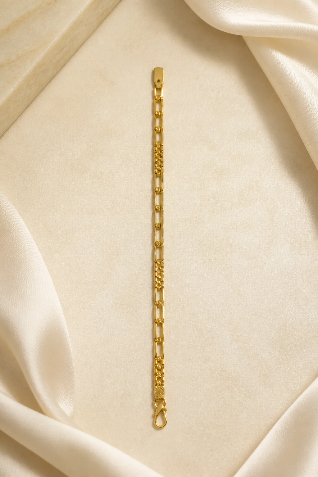 Elegant 18K Gold Lightweight Bracelet view 1