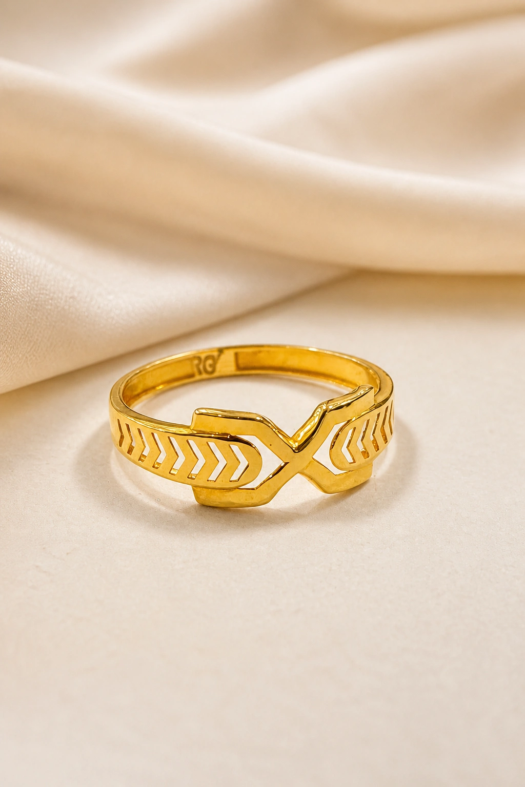 Artisan 18K Gold Ring with Graceful Design