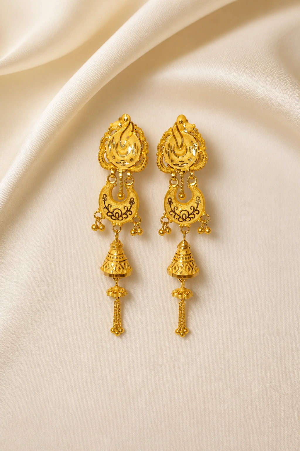 ELEGANT GOLD EARINGS WITH DESIGN IN 18KT view 1